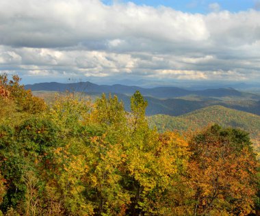 Sonbahar renkleri ve Smokey Dağı 'nın maviliği Blue Ridge' i görkemli ve güzel yapar. Bulutlar dağların üzerinden sarkıyor.