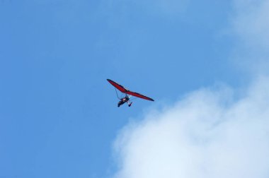 Ultralight, Hawaii, Kauai semalarında vızıldıyor. Mavi gökyüzü ve kabarık bulut.