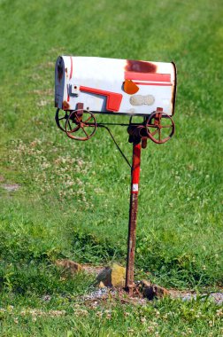 Yol kenarındaki posta kutusunun güncellenmesi gerekiyor. Paslanan, soyulan ve eğilen bu posta kutusu birçok kırsal yol müşterisi için dış dünyayla bağlantı görevi görüyor..