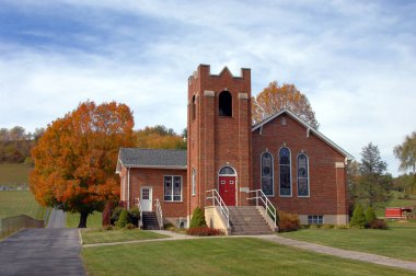 Wharf Hill Birleşik Metodist Kilisesi, Smithfield, Virginia 'nın varoşlarında gururla duruyor. Yanan portakal ağacı kilisenin yanında yol kenarına asılır..