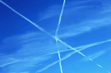 Jet uçuş modelleri gökyüzünde X şeklinde. Geometrik matematik prensibi kesişen çizgilerle kesişen jet akışı ile gösterilir..