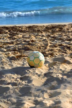 Voleybol Oahu Adası 'ndaki Waikiki Sahili' nin derin kumlarında uzanır. Hawaii 'nin mavi suları ona ulaşmaya çalışırken dalgalanıyor..