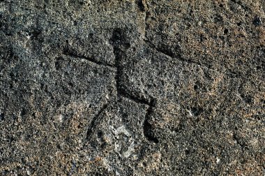 Mızraklı bir savaşçının Petroglyph çizimi taşa oyulmuştur. Hawaii atalarından bir hediye..