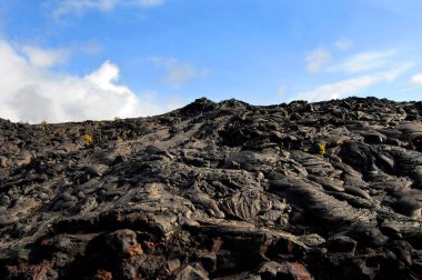 Hawaii Volkanları Ulusal Parkı 'ndaki Büyük Hawaii Adası' ndaki volkanik dağın arkaplan görüntüsü. Güneşli ve mavi gökyüzü.