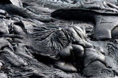 Hawaii Volkanları Ulusal Parkı 'nda, Hawaii' nin büyük adasındaki girdap halinde bir lav havuzu sertleşti..