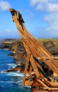 Tahta kano havzası, Hawaii 'nin büyük adasındaki engebeli ve yüksek uçurumların çok aşağısındaki kanoları çekmek için geçen yıllarda kullanılan paslı metal kaldıracının yerini aldı..