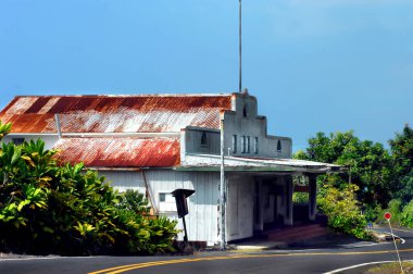Anne ve baba tipi dükkanlar kapandı. Mağaza, Hawaii 'nin büyük adasında dar ve virajlı bir yolda duruyor..