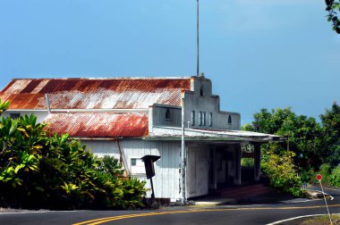 Anne ve baba tipi dükkanlar kapandı. Mağaza, Hawaii 'nin büyük adasında dar ve virajlı bir yolda duruyor..