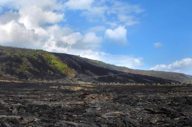 Hawaii Volkanik Parkı 'ndaki Craters Yolu Zinciri, Büyük Ada' daki lav dağından iner. Mavi gökyüzü yukarıda duruyor.