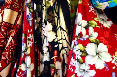 Parlak renkli kumaşlar, amber çiçekleri tasvir eder. Hediyelik gömlekler Hawaii adalarındaki her dükkanda satılıktır..