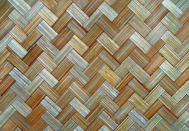 Zig zag deseni birbirine kenetlenmiş rattan örülmüş parçalardan oluşur..