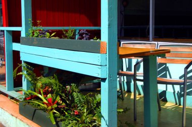 Hawaii 'nin Büyük Adası' ndaki eski bir şeker kamışı kasabası olan tarihi Hawi 'nin dış koltukları ahşap ekicilerle dolu..