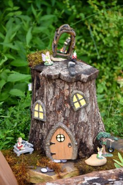 Stump hoş bir peri bahçesine dönüştü. Kuzey Carolna 'daki Lure Gölü Çiçek Köprüsü' nde bulunuyor. Çiftçiler bir tanesini kütüğün üstüne, bir tanesini de yanına oturtur..