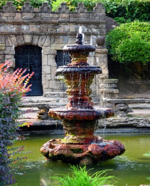 Serenity havuzunda sürekli damlayan ve spreyleyen bir çeşme var. Çeşme, Memphis, Tennessee 'deki Memorial Park Cenaze Evi Mezarlığı' nda bulunmaktadır..