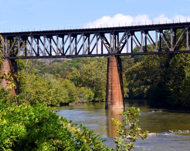 Demiryolu köprüsü, Kingsport, Tennessee 'deki Holston Nehri' nin kuzey çatalını kapsar. Tarihi köprünün taş sütunları vardır.. 