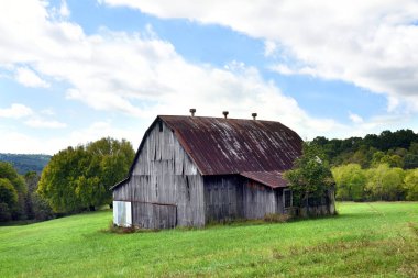 Ahır, Gabriel tarzı teneke çatılı, üç teneke havalandırması var. Çatı paslı ve ahır eskimiş ve solmuş tahtalar. Ahır Tennessee 'nin Appalachian Dağları' nda..