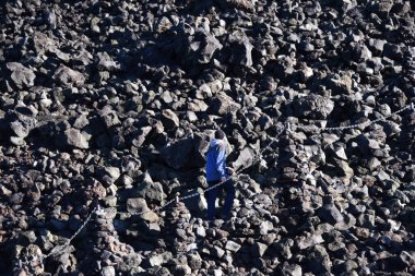 Ziyaretçi, Oregon 'daki McKenzie Geçidi' nin tepesindeki Dee Wright Gözlemevi 'ne gidiyor. Neredeyse lav kayalarının arasında kayboldu..