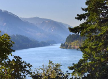Manzara Oregon 'daki Columbia Nehri' ne bakıyor. Şelale Dağları nehir üzerinde kule.