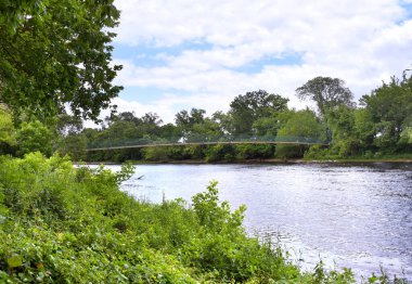 Kingsport, Tennessee 'deki River Front Park' ın manzara görüntüsü Holston Nehri 'nin güney çatalını kaplayan sallanan köprüyü gösteriyor..