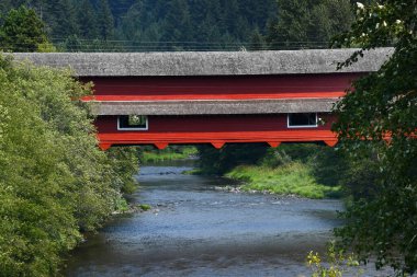 Oregon 'daki Willamette Nehri' ne yayılan Ofis Kapalı Köprü eyaletteki en uzun köprüdür. Kırmızı ahşap ve üstü kapalı yaya geçidi var..
