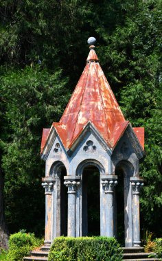 Şatoya benzeyen çardak kırsal teneke çatıyla süslenmiş. Top şeklinde üst çatı. Gri, dekoratif sütunlar dış yüzeyde daire oluşturuyor..