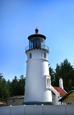 Oregon 'daki Umpqua Deniz Feneri kırmızı çatılı ve finali olan silindir şeklindedir. Umpqua Deniz Feneri Eyalet Parkı 'nda..