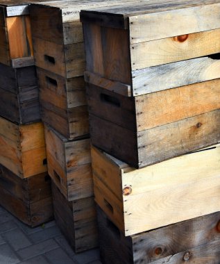 Kırsal, ahşap elma kasaları birbiri üstüne istiflenir ve teslimat için hazır hale getirilir. Sandıklar Vermont 'ta elma bahçesinde..