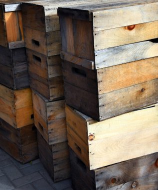 Kırsal, ahşap elma kasaları birbiri üstüne istiflenir ve teslimat için hazır hale getirilir. Sandıklar Vermont 'ta elma bahçesinde..