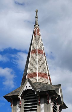 Mavi gökyüzü ve bulutlar, Güney Ryegate, Vermont 'taki tarihi Birinci Presbiteryen Kilisesi' nin ahşap kiremitli çevresini sarar..