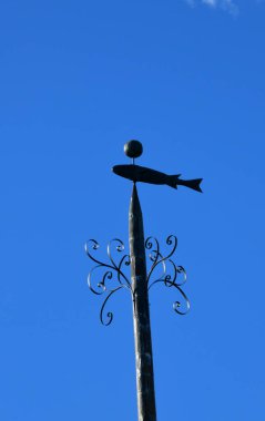 Güney Walden, Vermont 'taki Umut Cemaati Kilisesi' nin tepesinde ayrıntılı bir metal finali bir balığı resmediyor..