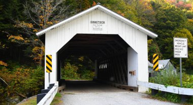 Dikey kaplama, Comstock Kapalı Köprüsü denen teneke çatılı köprüyü kapsıyor. 1883 'te inşa edilen hisotric köprü Montgomery, Vermont' ta bir dönüm noktasıdır..
