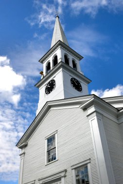 Peacham, Vermont 'taki tarihi eser 1806 yılında inşa edilen Cemaat Kilisesi' dir. Kilise ahşap beyaza boyanmış. Saat yüzü siyah..  