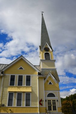 Groton, Vermont 'ta yer alan tarihi Groton Birleşik Metodist Kilisesi' nin dışı zencefilli çöreklerle sarıdır. Çan kulesi uzun ve saati var..