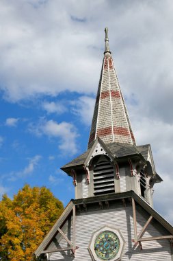 Vermont 'taki bu tarihi yapıda güzel bir sekizgen kule Güney Rygate' deki Birinci Presbiteryen Kilisesi 'nin bir parçasıdır. Tahta kiremitler kahverengi ve kırmızıdır..