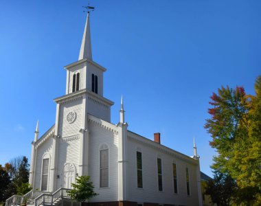 Sabah güneşi, Beyaz Toplantı Evi 'nin önünü aydınlatıyor. Gökyüzü parlak mavi.