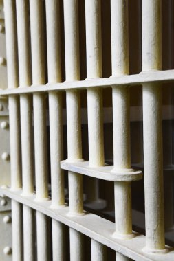 Hapishane hücresini beyaz demir parmaklıklar kaplıyor. Gıda veya küçük nesneleri çubuklardan geçirmek için küçük delik açılır.