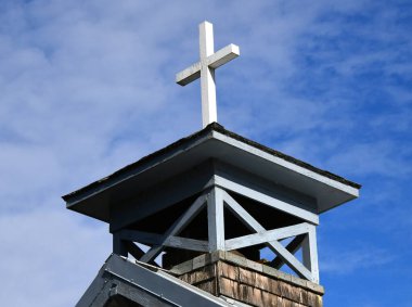 Oregon, Hebo 'daki Hristiyan Merkezi' nin üstünde beyaz ahşap haç var. Kırsal haç, kısa ahşap çan kulesinde durur..