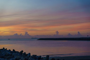 Denizin üzerinde güzel bir gün batımı