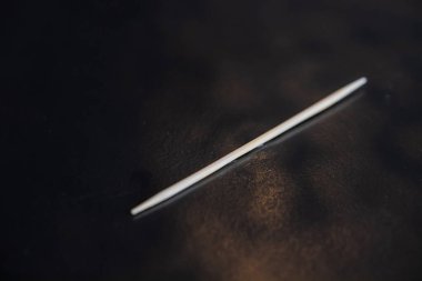 Siyah bir yüzeye yerleştirilmiş beyaz kürdan 1. Bu bir duvar resmi..