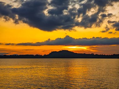 Okyanus kıyısında gün doğumu