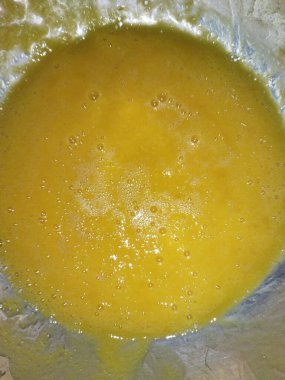 Bir bardak suya yaklaş.