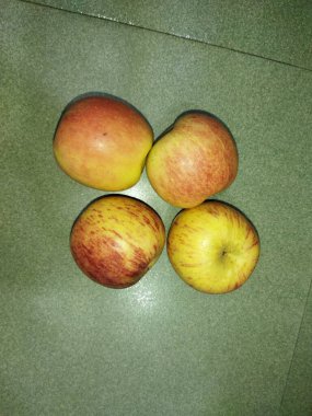 Beyaz arka planda taze olgun elmalar