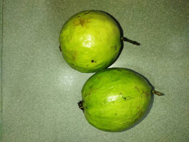 Beyaz arkaplanda yeşil elmalar