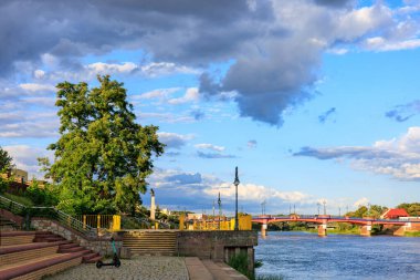 Gorzow Wielkopolski 'deki Warta Nehri kıyısındaki şehir iskelesi. Yüksek kalite fotoğraf