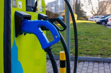 Elektrikli araçlar için iki şarj istasyonu gaz silahı. Yüksek kalite fotoğraf