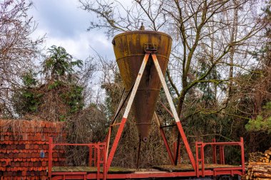 Açık hava platformunda eski, paslı bir tahıl deposu. Yüksek kalite fotoğraf
