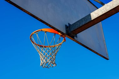 Arka planda mavi gökyüzü sepetli basketbol tahtası. Dikiz aynası. Yüksek kalite fotoğraf