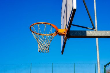 Bulutsuz, mavi gökyüzüne karşı sepetli basketbol tahtası. Yan görüş. Yüksek kalite fotoğraf