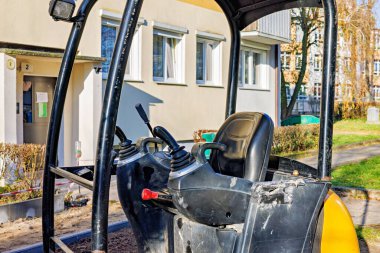 İçinde kontrol kolu olan küçük bir kazıcının kabini. Yüksek kalite fotoğraf