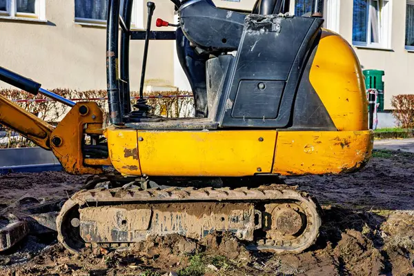 Çamurda duran küçük bir sürüngen kazıcısının parçası. Taksi ve izler. Yüksek kalite fotoğraf